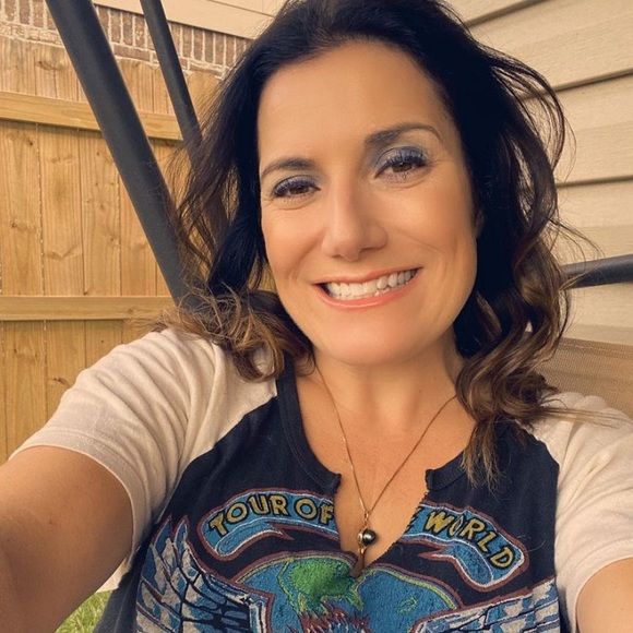 Meet your Posher, Danielle - Picture 2 of 5